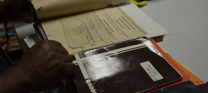 Voir, sentir, toucher… La découverte du service des archives de la Nouvelle-Calédonie fait appel à tous les sens des visiteurs.