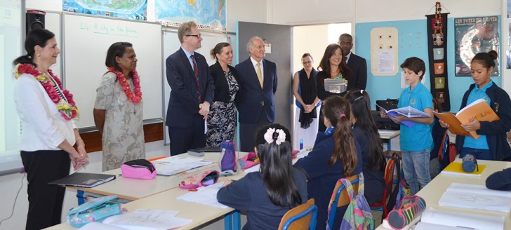 Deux élèves de la section internationale franco-australienne ont prononcé un discours en anglais devant Concetta Fierravanti-Wells (à gauche) et Hélène Iékawé.