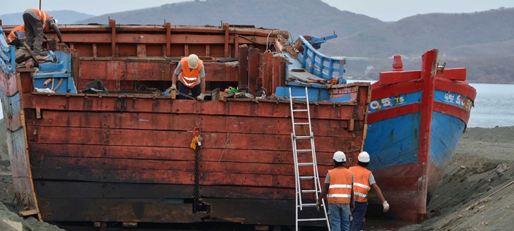 Dépollution, remise à flot, démantèlement…, les opérations de “déconstruction” des blue boats vietnamiens ont été confiées à des entreprises calédoniennes. © Photos Haut-Commissariat