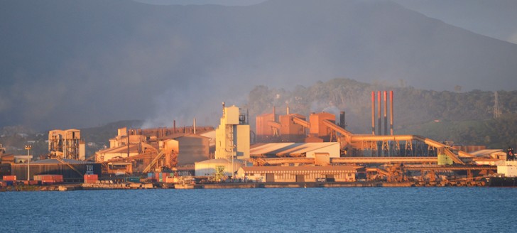 Les quatre cheminées de la centrale électrique au fioul lourd devraient avoir cessé de fumer d’ici à cinq ans.