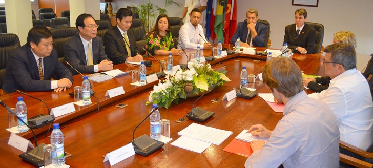 Philippe Germain et le vice-président de l’APCAE, Xie Yuan, se sont entretenus au gouvernement le 1er décembre.