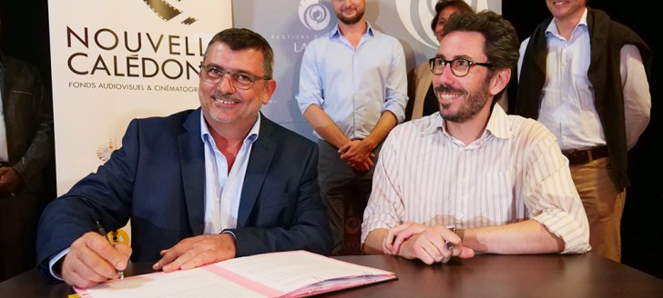 Philippe Germain, président du gouvernement, et Julien Neutres, directeur de la création, des territoires et des publics du CNC, ont signé une convention, vendredi 29 juin à La Foa.