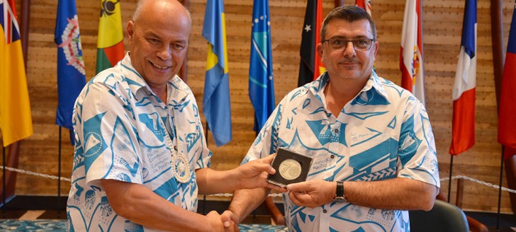 Colin Tukuitonga, directeur général de la CPS, a remis la médaille commémorative du 70e anniversaire au président du gouvernement Philippe Germain.