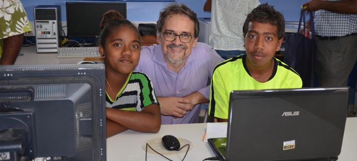 La signature de la convention a eu lieu dans la salle informatique du collège, en présence d’élèves.