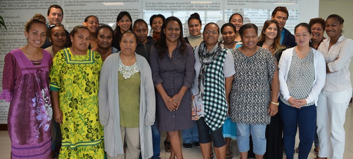 Hélène Iékawé et les étudiants de l’ENEP devant le préambule de l’Accord de Nouméa.