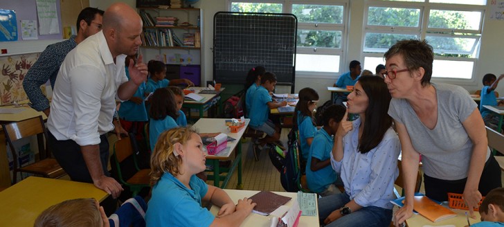 Dans la classe de la petite Camille, Christopher Gygès s’est essayé à la langue française complétée (LPC) avec l’aide de Norine Deschamps, codeuse à l’APS.