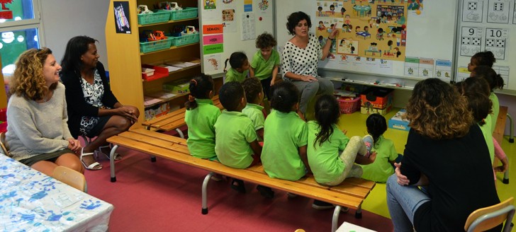 Dès la maternelle, des outils pédagogiques permettent de rendre très concret le parcours civique à l’école. Ici, sous le regard d’Hélène Iékawé.