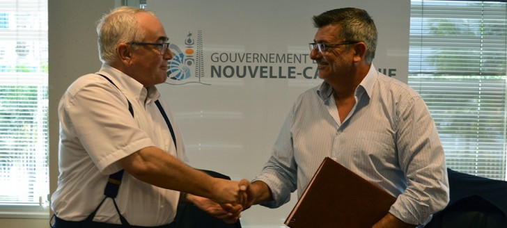 Julian Wilson, ambassadeur de l'Union européenne pour le Pacifique, et Philippe Germain, président du gouvernement de la Nouvelle-Calédonie ont signé la convention de financement du 11e FED régional.