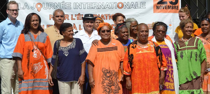 Déwé Gorodey (au centre), membre du gouvernement en charge notamment de la condition féminine.