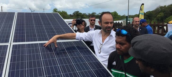 Le Premier ministre a visité le site photovoltaïque de Hapetra, à Lifou, le 3 décembre (© Alizés Énergie).
