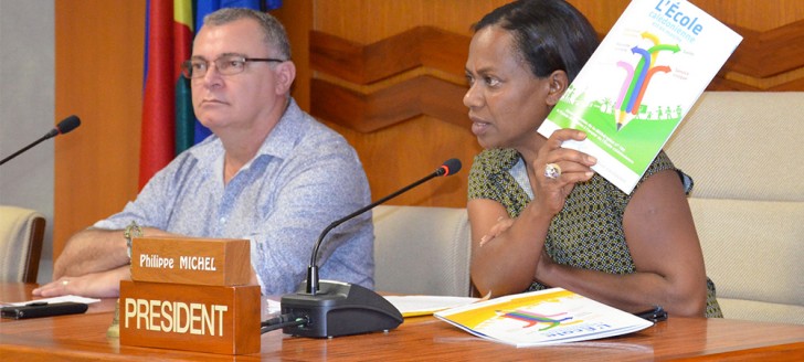 Hélène Iékawé a présenté la brochure sur la charte d’application du projet éducatif.