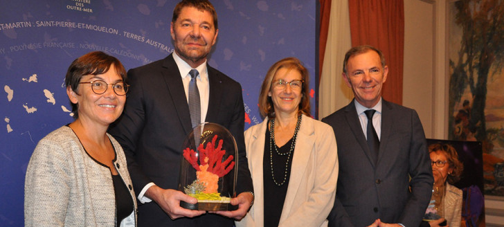 La Ministre des Outre-mer, Annick Girardin, a remis la Palme Ifrecor le 20 novembre à Joël Viratelle, directeur de la Maison de la Nouvelle-Calédonie, qui représentait Philippe Germain.