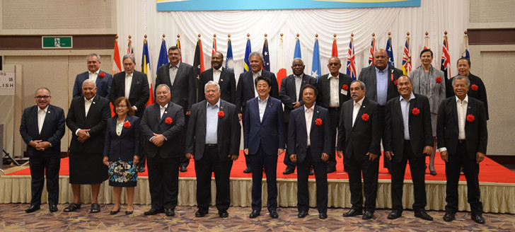 Photo souvenir pour la vingtaine de dirigeants du Pacifique autour de Shinzo Abe, Premier ministre du Japon.