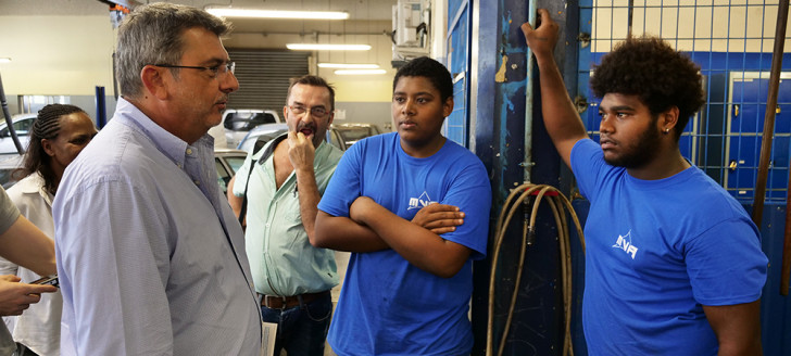 Philippe Germain et Hélène Iékawé ont visité des plateaux techniques du lycée Jules-Garnier et échangé avec des élèves et des enseignants.