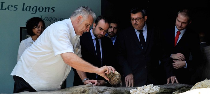 Visite guidée de l’aquarium par Richard Farman, pour Sébastien Lecornu, Philippe Germain et Nicolas Metzdorf.