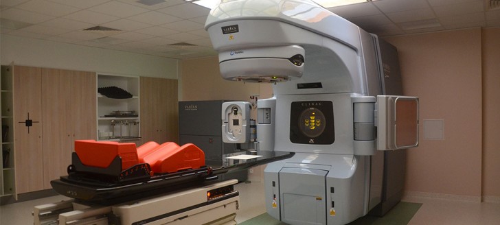 Le centre de radiothérapie possède deux accélérateurs pour dispenser les séances de rayons. 95 % des cancers nécessitant ce protocole de soins en Nouvelle-Calédonie pourront y être traités.