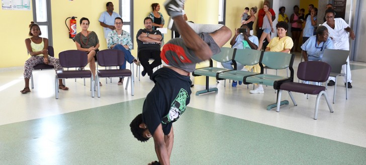 Des membres du personnel, des patients, des parents ont profité d’un spectacle de danse hip-hop dans l’espace Cinévasion du Médipôle.