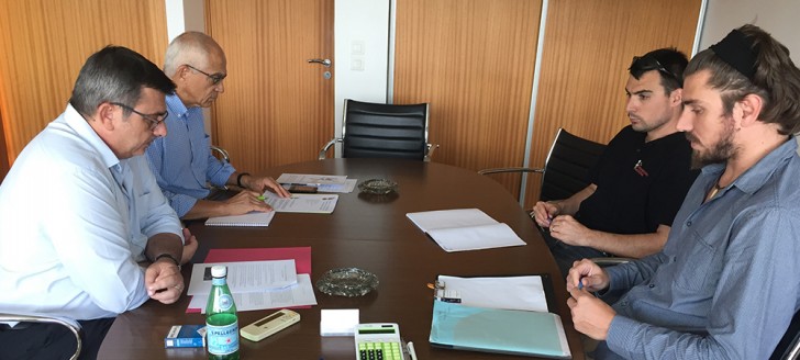 Philippe Germain a reçu Nicolas Danis (au premier plan, à droite) et Raphaël Quilici (au second plan, à droite) de la délégation Nouvelle-Calédonie de l’association des Meilleurs ouvriers de France.