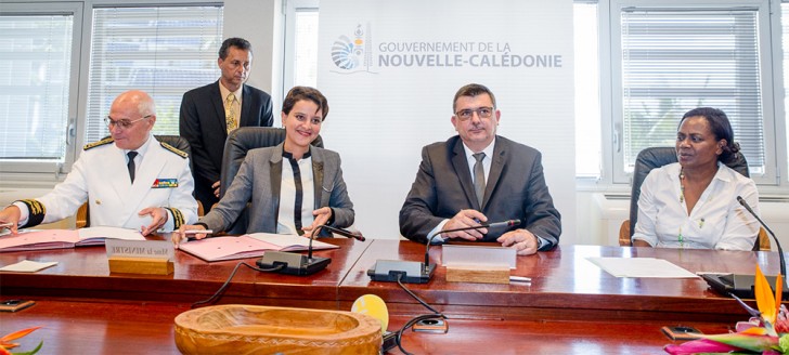 La ministre de l’Éducation nationale, le Haut-commissaire et le président du gouvernement ont signé le protocole d’accord le mercredi 26 octobre, en présence d’Hélène Iékawé, membre du gouvernement en charge de l’enseignement. (© photos Marc Le Chélard )