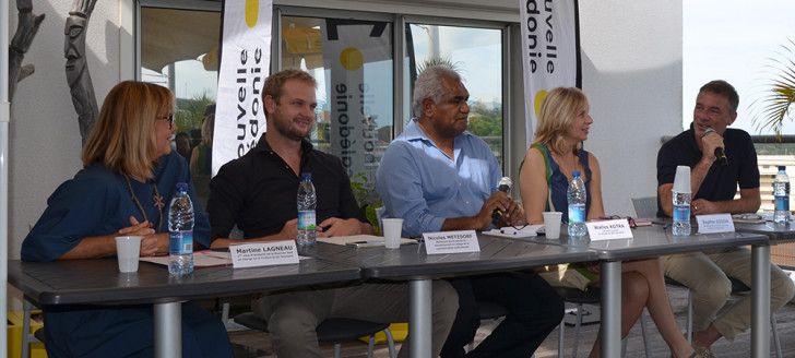 Martine Lagneau pour la province Sud et Nicolas Metzdorf, aux côtés de Walles Kotra et Sophie Gigon pour France Télévisions, et de Stéphane Meunier, le producteur de la série. 