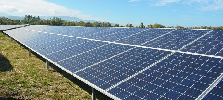Ces fermes solaires pourront faire passer l’autonomie électrique de la distribution publique de 31 % à 36 % à l’horizon 2021 et réduire les émissions de CO2 de 42 000 tonnes par an.