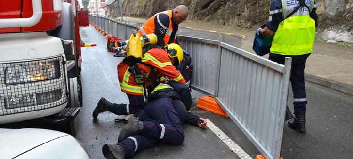 Les pompiers stagiaires en manœuvres : ici, un accident sur la voie publique qui implique un véhicule de secours.