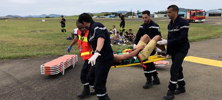 Après l'intervention du service de sauvetage et de lutte contre l'incendie des aéronefs, les secours prennent en charge les victimes du crash. Attention, ceci est un exercice !