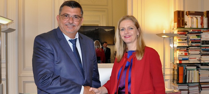 La convention a été signée par Philippe Germain, président du gouvernement, et Charline Avenel, secrétaire générale de Sciences Po.