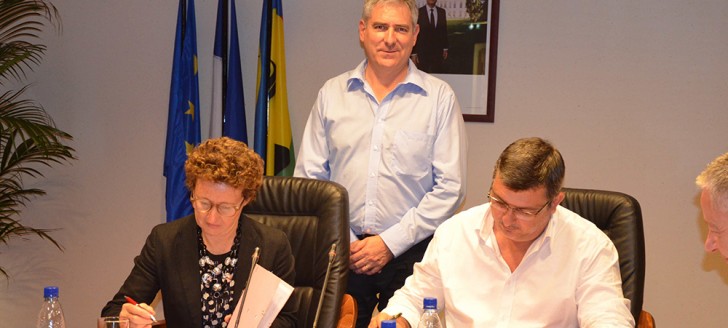 Yves Lafoy, ici entre Florence Jeanblanc-Risler, ambassadeur de France en Nouvelle-Zélande, et Philippe Germain, est le premier et, pour l’heure, l’unique délégué pour la Nouvelle-Calédonie.