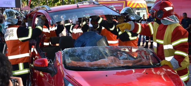 Des exercices de désincarcération sur des carcasses de véhicules ont été organisés par des pompiers stagiaires du RSMA et la direction de la Sécurité civile. 