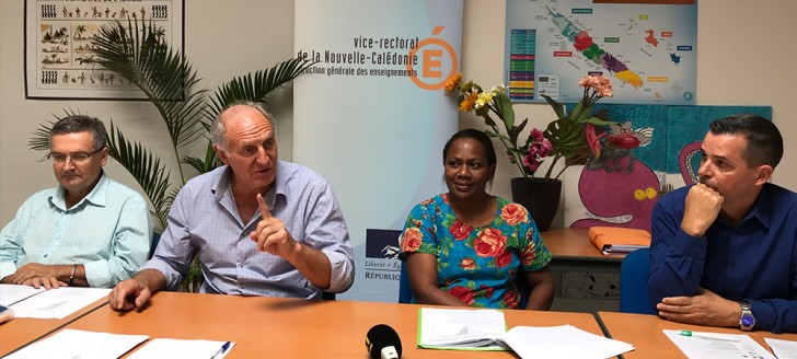 Conférence de presse autour de Jean-Charles Ringard-Flament, vice-recteur, et Hélène Iékawé, en charge de l’enseignement au gouvernement.
