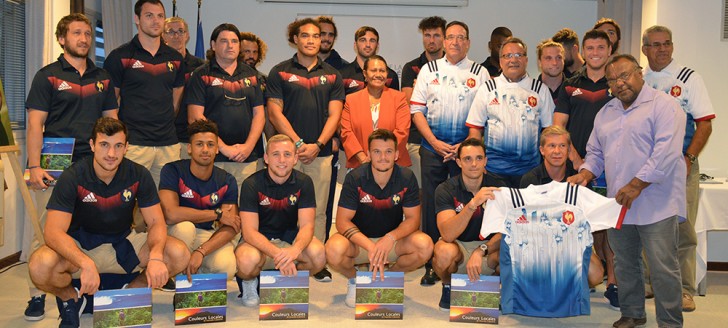 Photo de groupe, avec les représentants des institutions en tenue ! Tous professionnels, la plupart des joueurs internationaux sont sous contrat avec la FFR, leur employeur. 