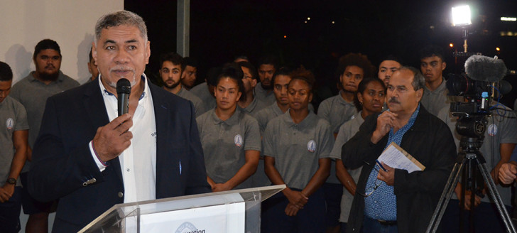 Willy Taofifenua, président de l’Académie du Pacifique Sud, les jeunes du centre de formation et Pierre Forest, directeur de la Jeunesse et des sports de la Nouvelle-Calédonie.
