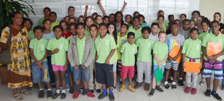 Photo de groupe devant le Préambule de l’Accord de Nouméa.