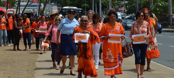 Le cortège de la marche orange s’est d’abord dirigé vers le commissariat central de la police nationale.  