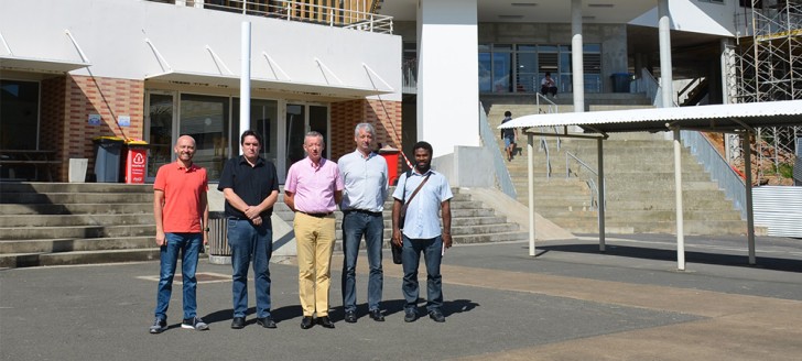 Alain Marc (au centre) et les représentants de l’UNC devant le futur pôle scientifique et d’innovation pédagogique. 