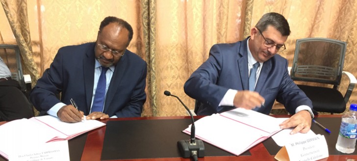 Signature du plan conjoint de coopération par Charlot Salwai et Philippe Germain.