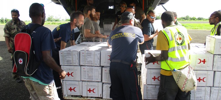 La bonne coordination entre l'unité de la DSCGR et l’équipage du Casa a permis de “projeter” une équipe d’évaluation et de procéder à plusieurs livraisons de fret humanitaire sur Pentecôte, malgré des délais restreints. 