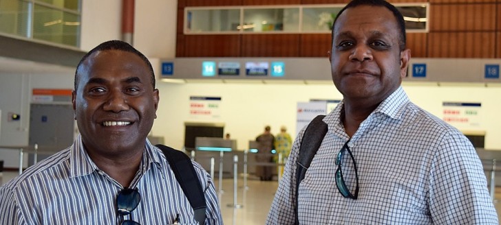 Paul Lennis et Manfreid Veremaito, agents de l’autorité de l’Aviation civile du Vanuatu, ont suivi une formation auprès de la direction de l’Aviation civile en Nouvelle-Calédonie.
