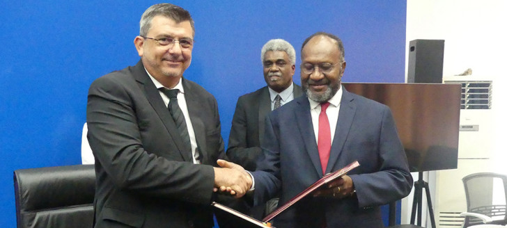 Philippe Germain et le Premier ministre du Vanuatu Charlot Salwai ont signé un accord aérien le 12 avril.