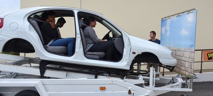 Les jeunes appelés ont testé l’autochoc, une installation qui met en évidence la nécessité d’attacher sa ceinture de sécurité. 