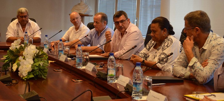 Le président Philippe Germain et Alain Sœur, directeur de l’Agence de santé de Wallis-et-Futuna, ont signé une convention, jeudi 8 décembre, au gouvernement, en présence de Marcel Renouf, préfet de Wallis-et-Futuna. 