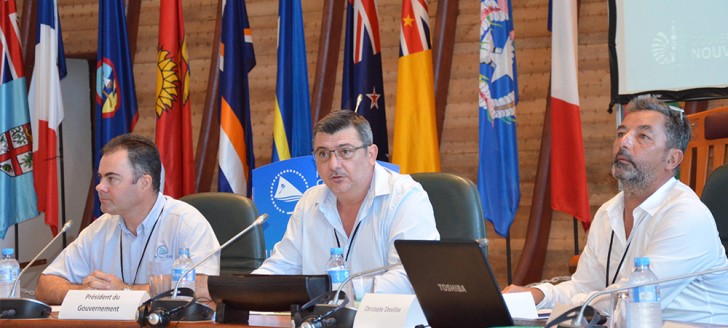 Philippe Germain, aux côtés de Cameron Diver, directeur général adjoint de la CPS, et Christophe Chevillon, responsable de l’ONG Pew en Nouvelle-Calédonie.