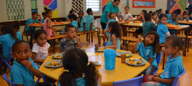 Jour de fête à la cantine de l’école Maurice-Fonrobert, à Kaméré, à l’occasion de la Fête des produits locaux.