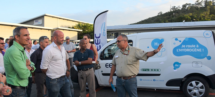 Lors de l’inauguration de la station hydrogène d’EEC, les invités ont pu bénéficier d’explications détaillées du chef de projet. 