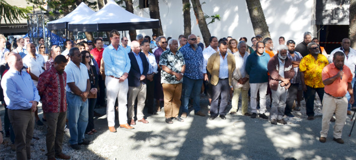 Comme le veut la tradition, le conseil d’aire Xaracuu a présenté la coutume aux autorités de l’aire Drubéa Kapumë pour l’ensemble des invités du président du gouvernement et du haut-commissaire.