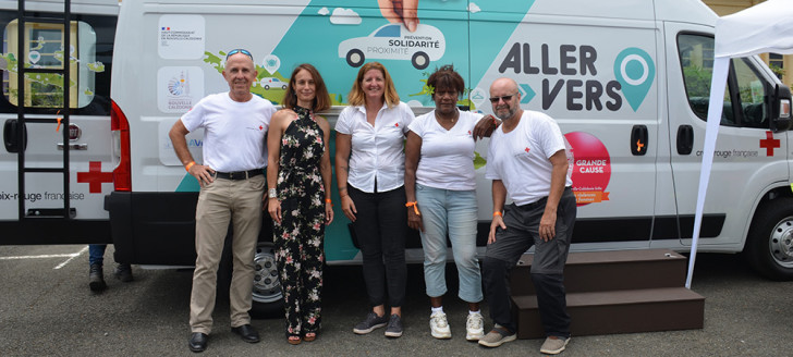 Isabelle Champmoreau et des membres de la Croix-Rouge, à l’occasion de l’inauguration du dispositif mobile « Aller Vers » de prévention contre les violences conjugales.  