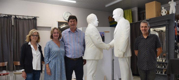 Le sculpteur Fred Fichet aux côtés de Thierry Santa, Sonia Lagarde et Isabelle Lafleur, devant la sculpture de la poignée de main qui doit être finalisée en Métropole.