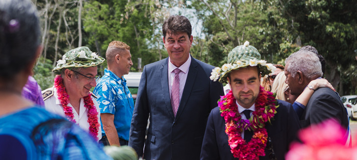 Le ministre Sébastien Lecornu, le président du gouvernement Thierry Santa et le haut-commissaire Laurent Prévost ont été accueillis avec colliers de fleurs et chapeaux tressés.