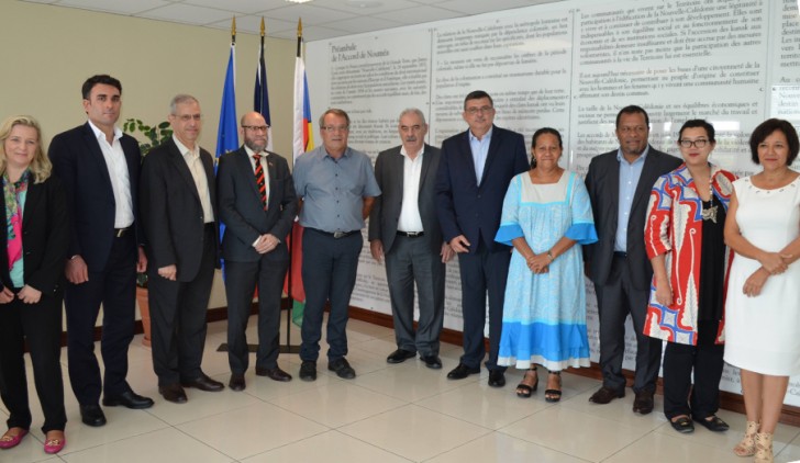 Représentants de l’ONU et membres du gouvernement collégial devant le Préambule de l’Accord de Nouméa.